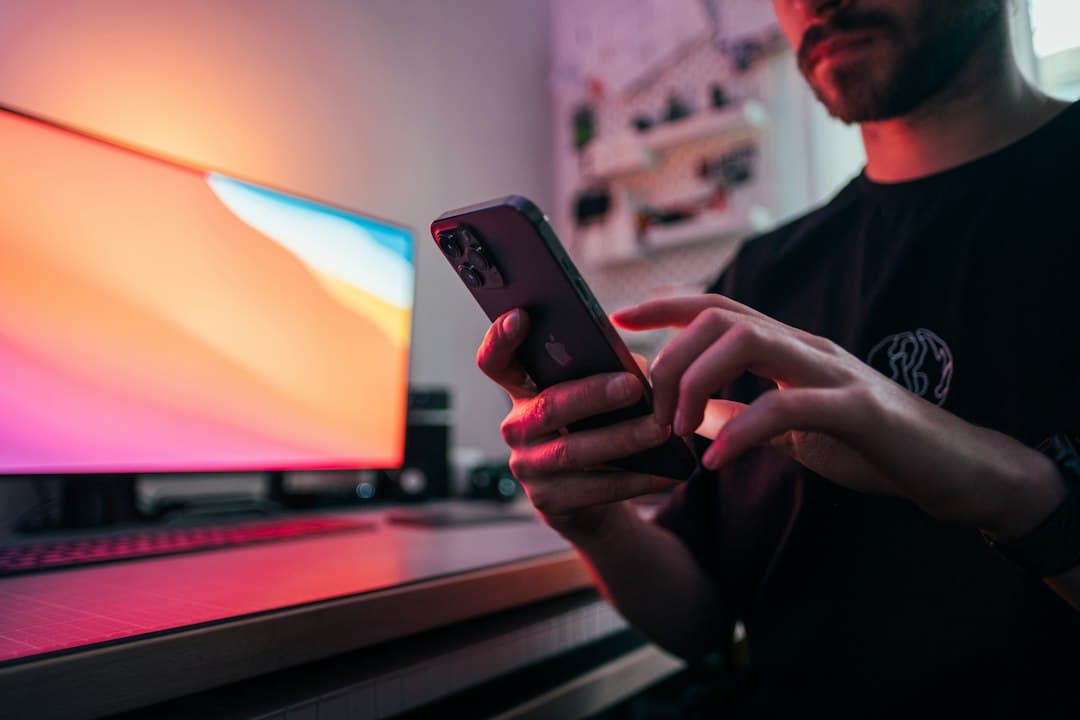 Personne consultant des avis en ligne sur un smartphone