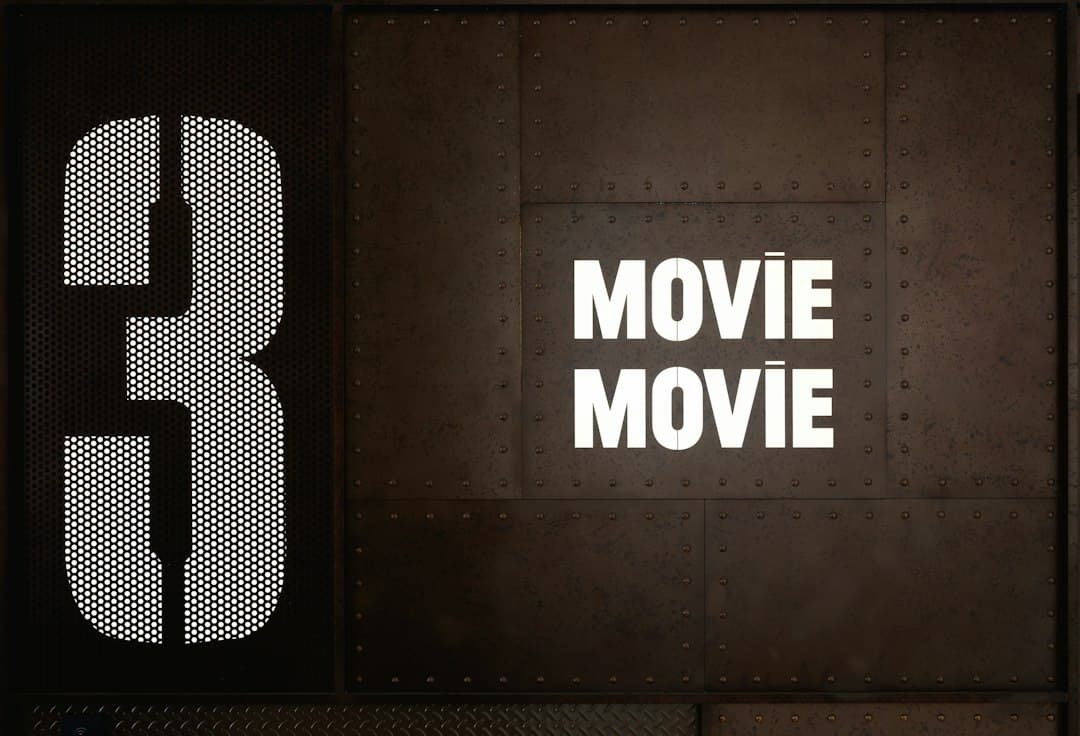 Écran de télévision affichant une bibliothèque de films et séries à la demande