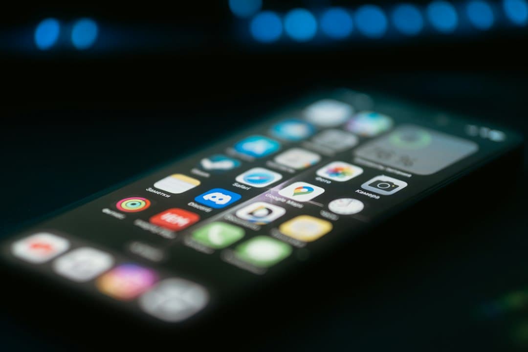 Plusieurs applications de streaming affichées côte à côte sur un écran de smartphone