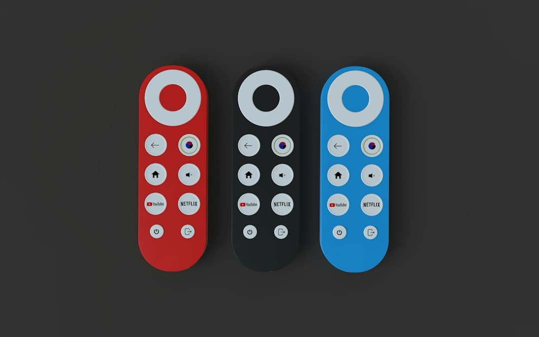 Calendrier avec une date entourée, posé à côté d'une télécommande de télévision