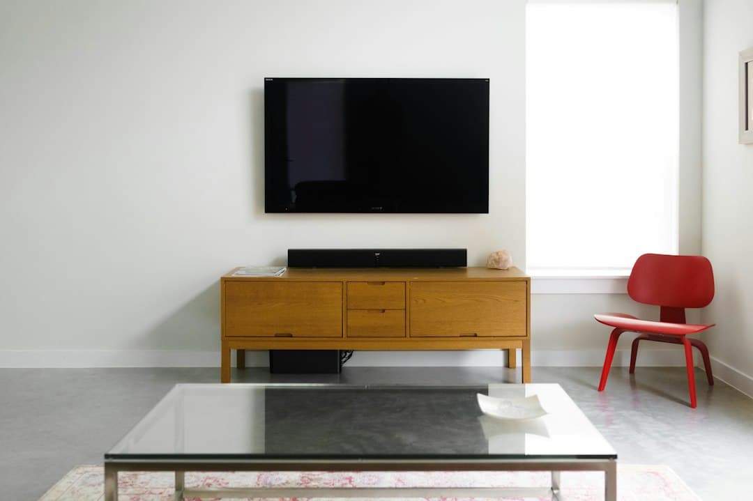 Smart TV allumée dans un salon moderne affichant une interface de streaming