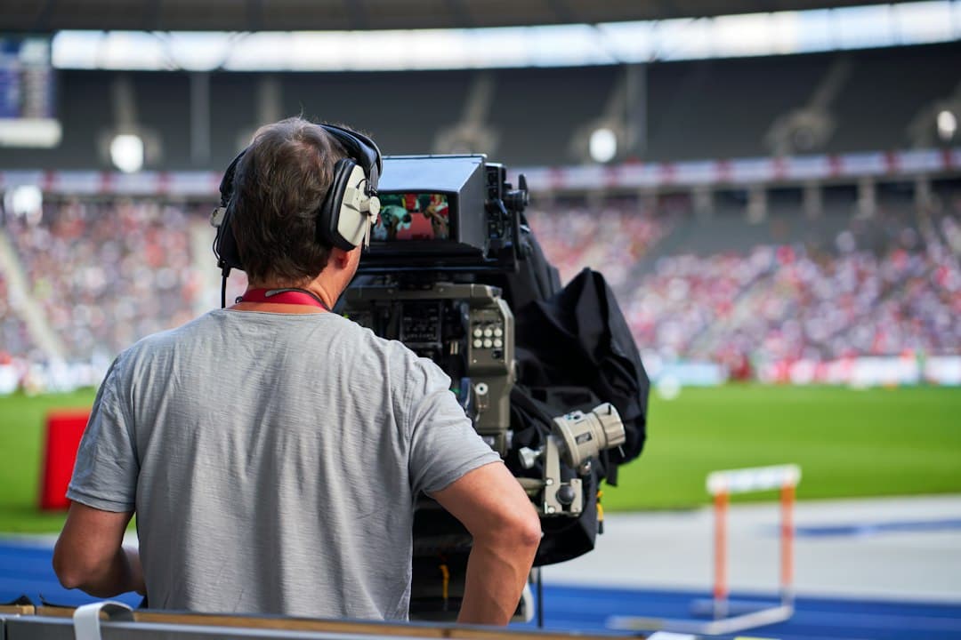 Écran de télévision affichant un match de sport en direct dans un salon