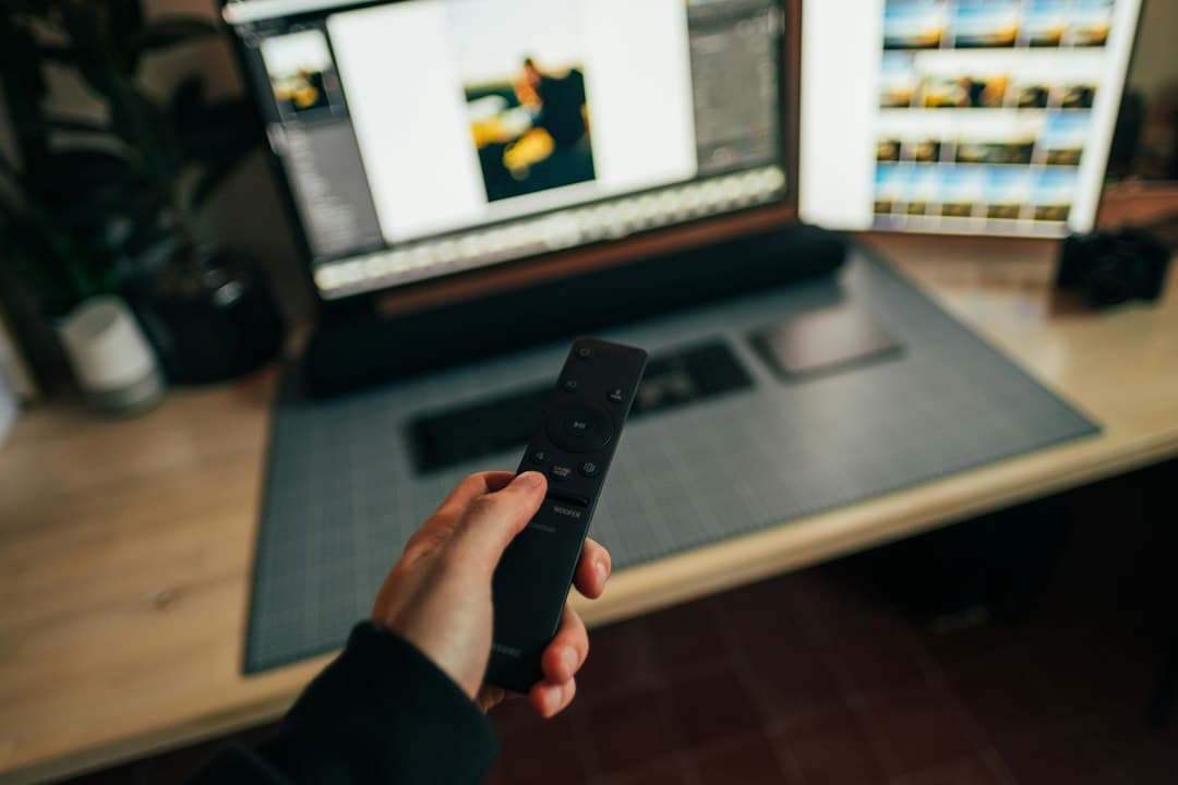 Personne saisissant un code sur un écran de télévision