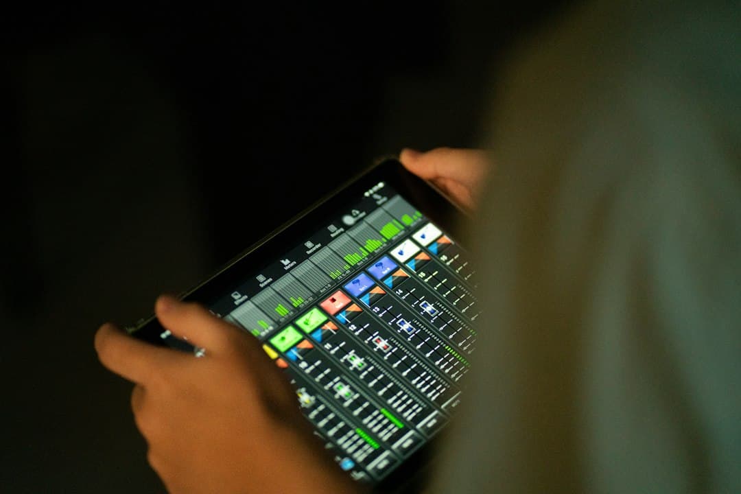 Personne recherchant une application de streaming gratuite sur une tablette