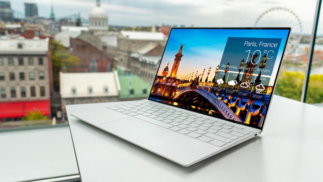 Personne comparant plusieurs offres de streaming sur un ordinateur portable