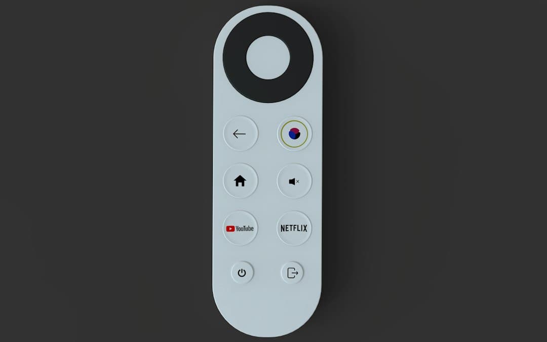 Smartphone Android affichant une application de streaming près d'une télécommande