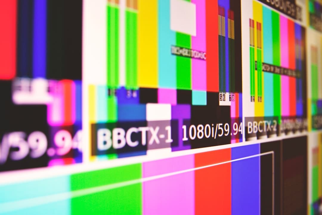 Écran de télévision affichant une liste de programmes disponibles en rattrapage