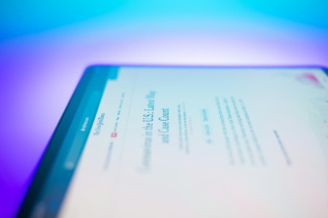 Personne modifiant des identifiants de connexion sur une tablette