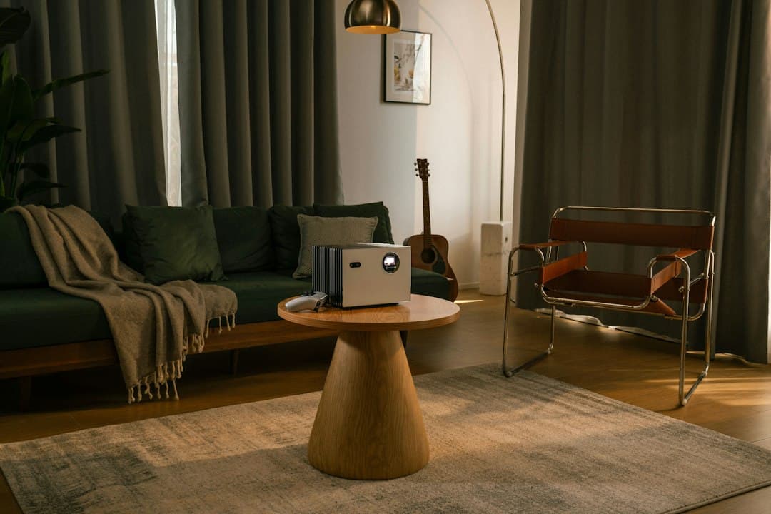 Ordinateur Mac affichant une interface de lecture vidéo dans un salon